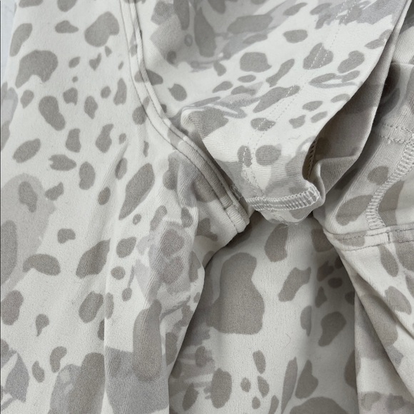 Lululemon Athletica Align Tee Short Sleeve Cheetah Camo Antique White Women 8 - Picture 5 of 6